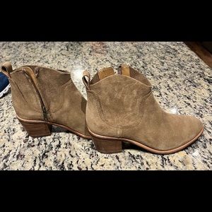 UGG NWOT 2.5” heeled boots